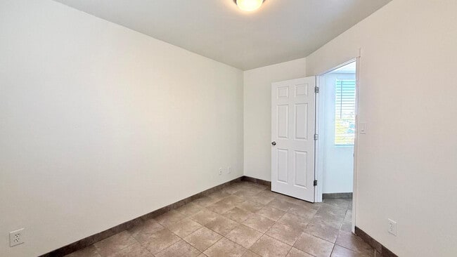 Building Photo - 1712 E Pepper Cir