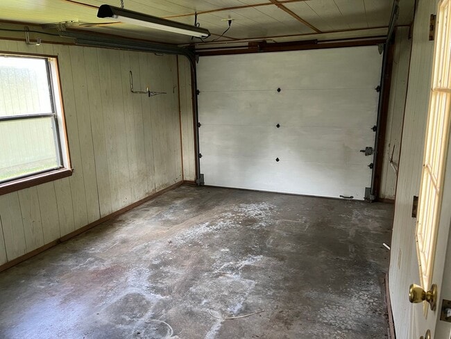 Building Photo - Charming 2 Bedroom with HUGE Yard!