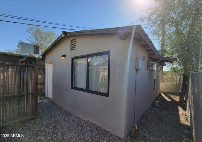 Primary Photo - 2135 W Hadley St