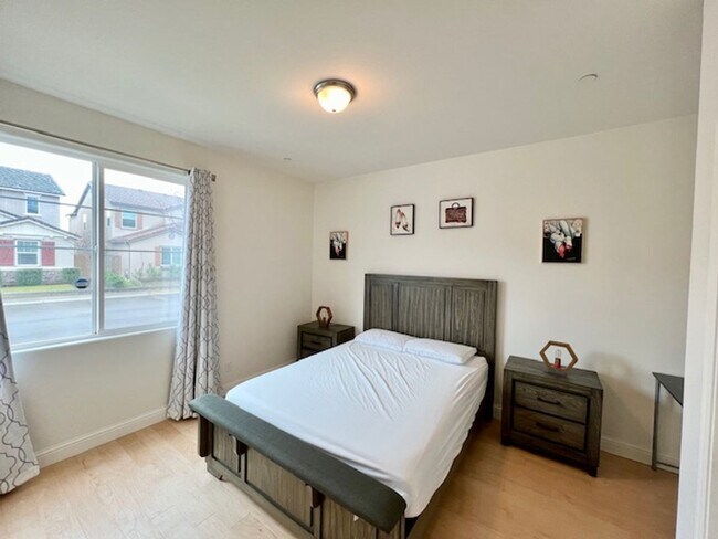 Building Photo - Beautiful 4 Bedroom Home in Clovis!