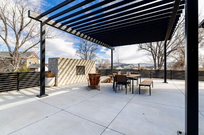Building Photo - Beautiful Fully Furnished Custom Home in Rancharrah