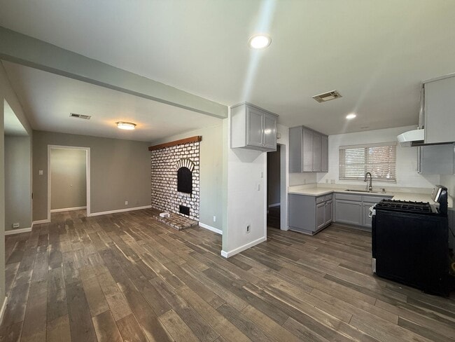 Building Photo - AV T 37938