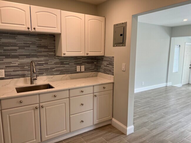 Building Photo - 325 SW 14th Ct