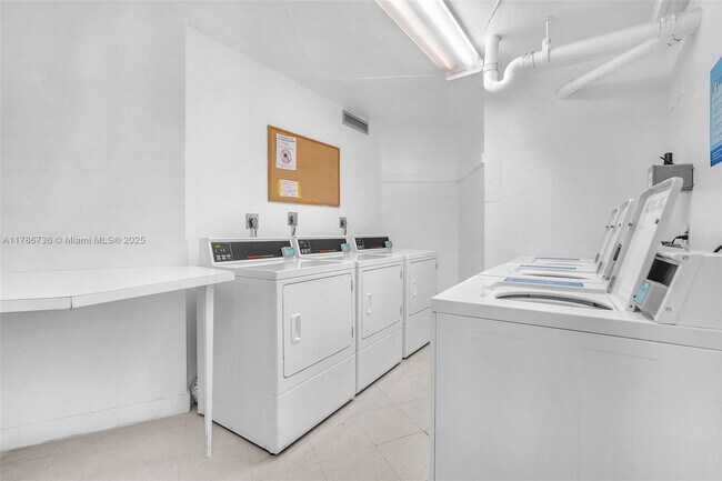 Building Photo - 1400 St Charles Pl