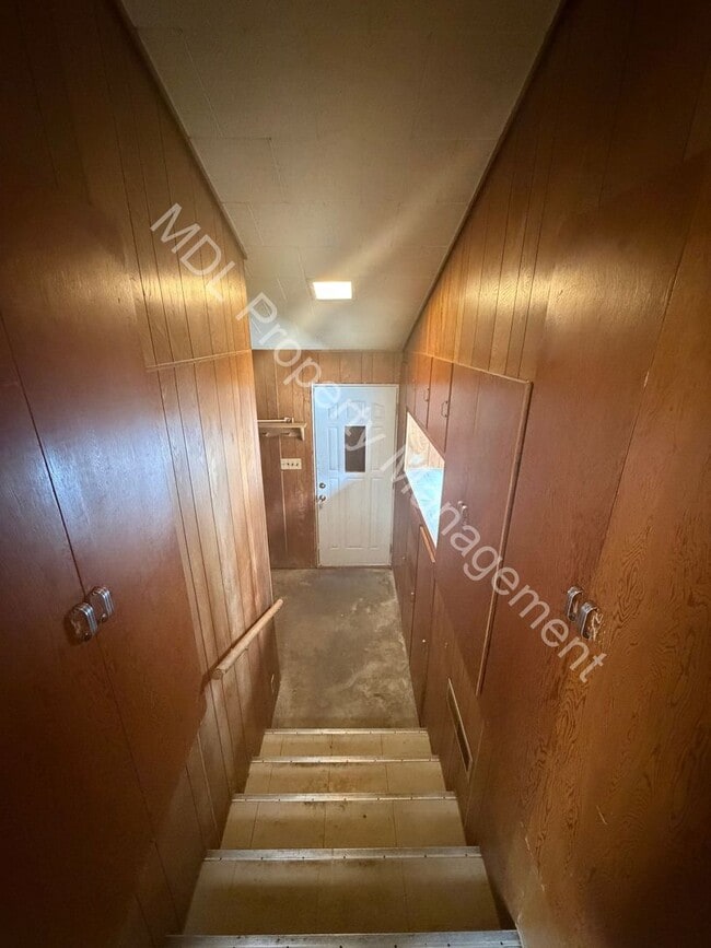 Building Photo - 3 Bedroom 2 Bathroom Home w/ Full Basement