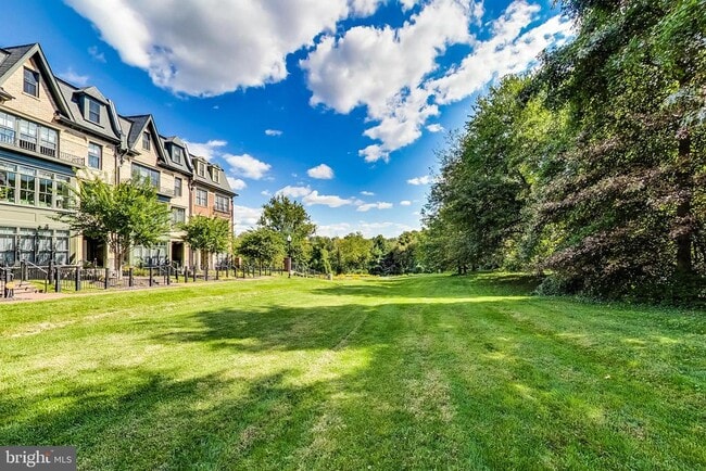 Building Photo - 10821 Symphony Park Dr