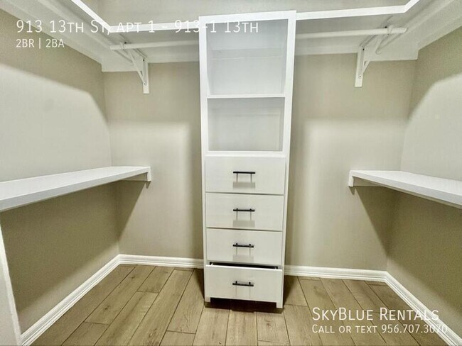 Building Photo - 913 S 13th St