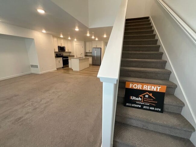 Building Photo - 4 Bedroom 3 Bath 2200 Sq ft Home 2 Car Garage.