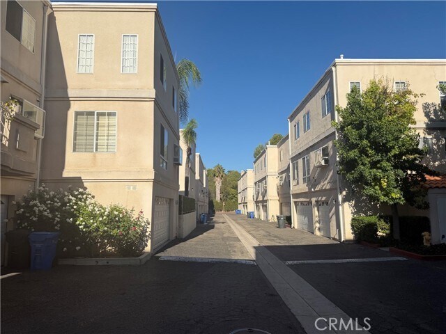 Building Photo - 5340 Las Virgenes Rd