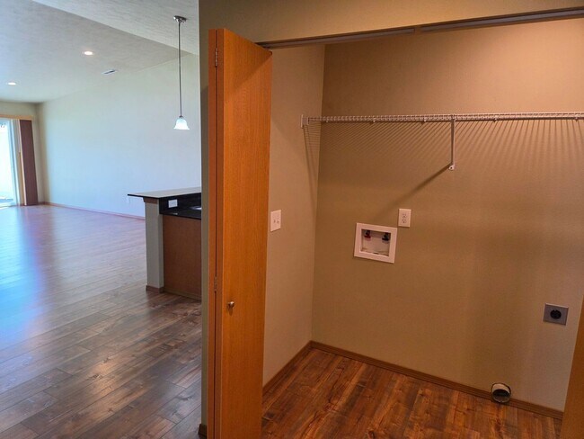 Building Photo - Tschirley  CT Duplex