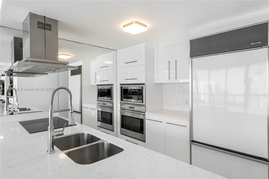 Building Photo - 495 Brickell Ave