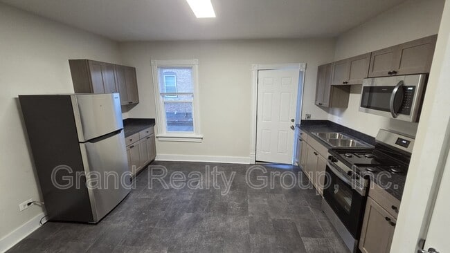 Building Photo - 127 Cedar Ave