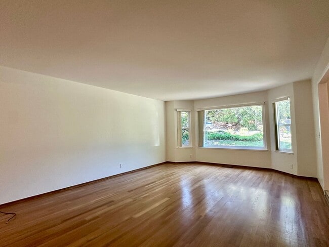 Building Photo - 4 Bedroom Home + Den in Saratoga!