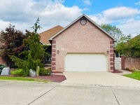 Building Photo - Stunning 3 BR 2 Bath Home!