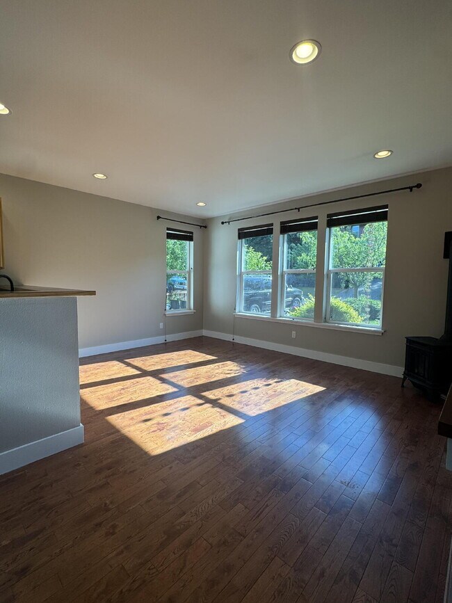Building Photo - Single-family 3-bedroom home in a desirable neighborhood in town!