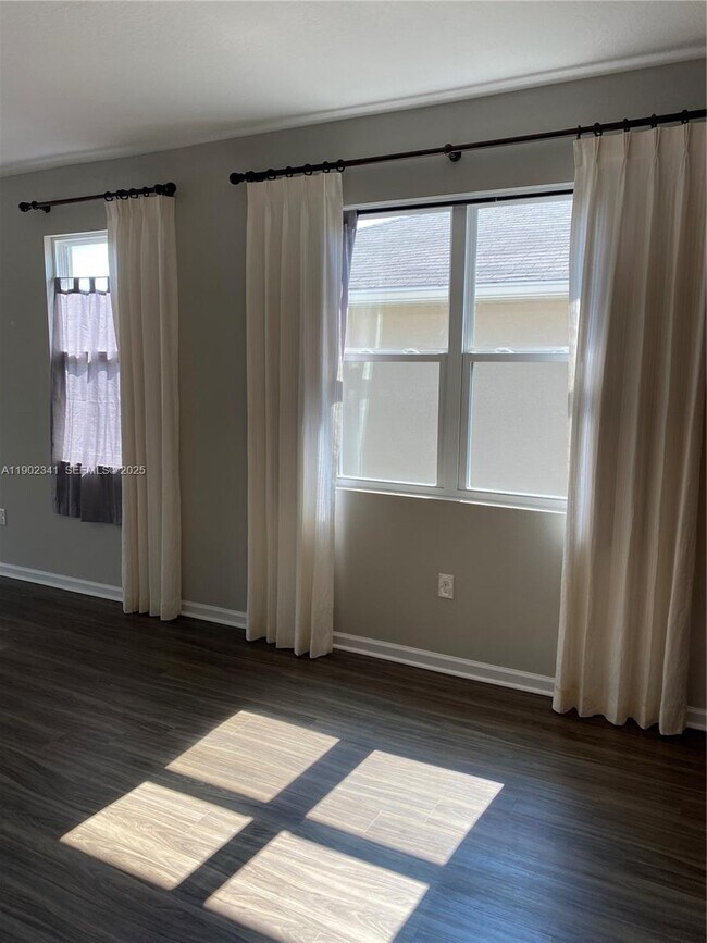 Building Photo - 125 Lake Smart Cir