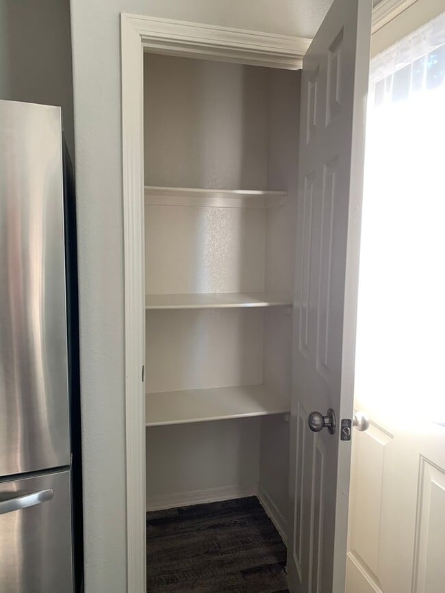 Building Photo - 3 bed 2 bath-Valley View-2 Car Garage