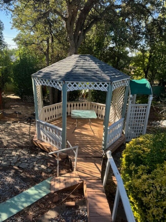 Building Photo - 3 Bedroom In Shasta View Neighborhood with Bonus room, sun room, gazebo and putting green!