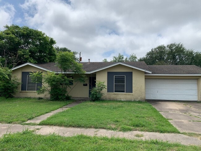 Building Photo - 4009 Bahama Dr