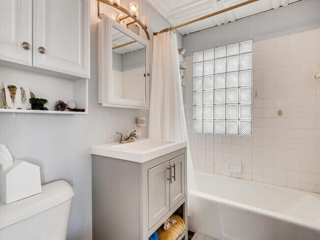 Building Photo - "Charming 2-Bed Retreat on Laurel Ave – Spacious 825 Sq Ft in Minneapolis!" 6/5/2026