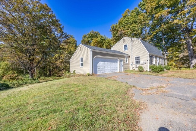 Building Photo - Charming 4 Bedroom Colonial with Updated K...