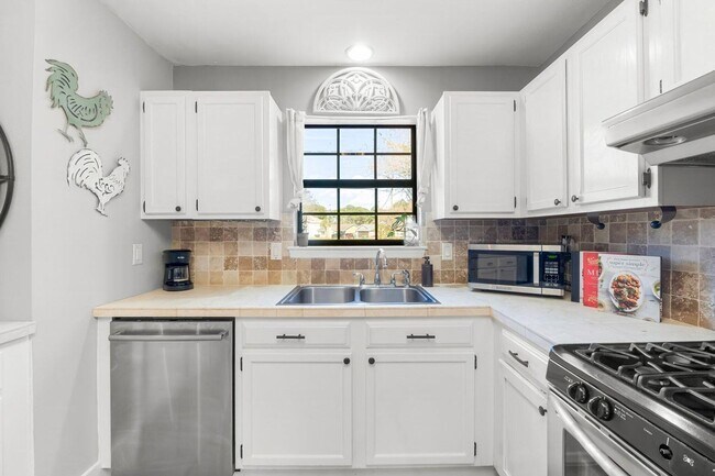 Building Photo - 1174 Bay Ct