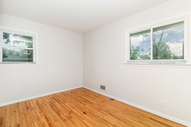 Building Photo - Spacious 5bed|2bath Home w/ Large Backyard & Garage