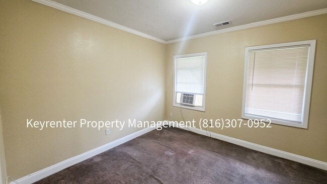 Building Photo - 4 Bed, 1 Bath Home available now!