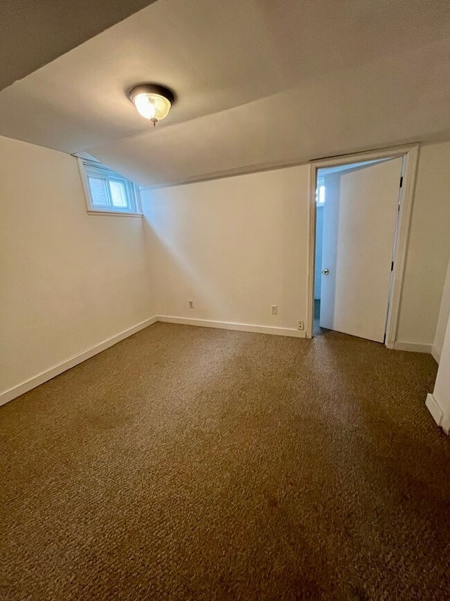 Building Photo - Three Bedroom Single Family House