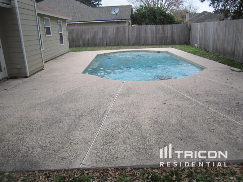 Building Photo - 8465 Country Bend Cir W