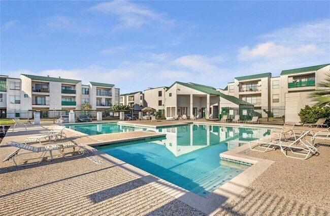 Building Photo - 2820 S Bartell Dr