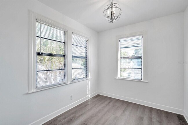 Building Photo - Gorgeous 2 bedroom 1 bath apartment