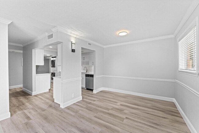 Building Photo - 1866 Fairview Villas Dr