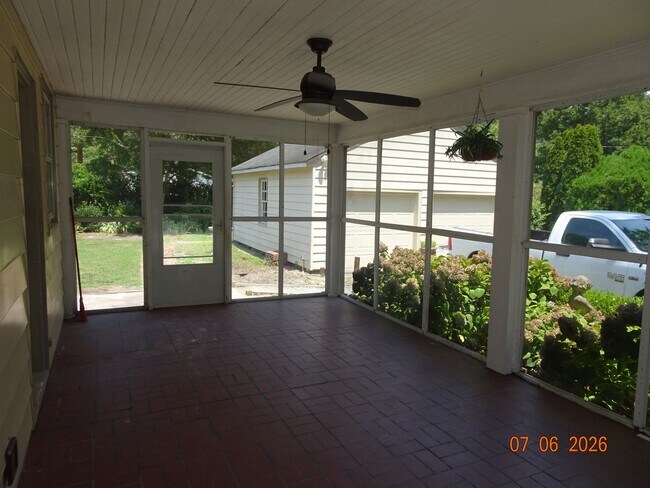 Building Photo - 3 bedrooms, 2 baths single family home