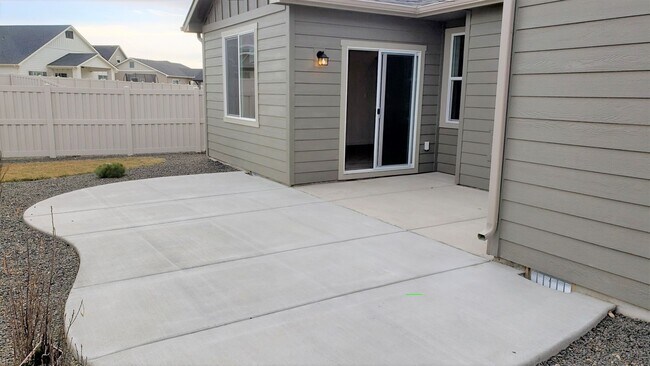 Building Photo - Like New Meridian Home!