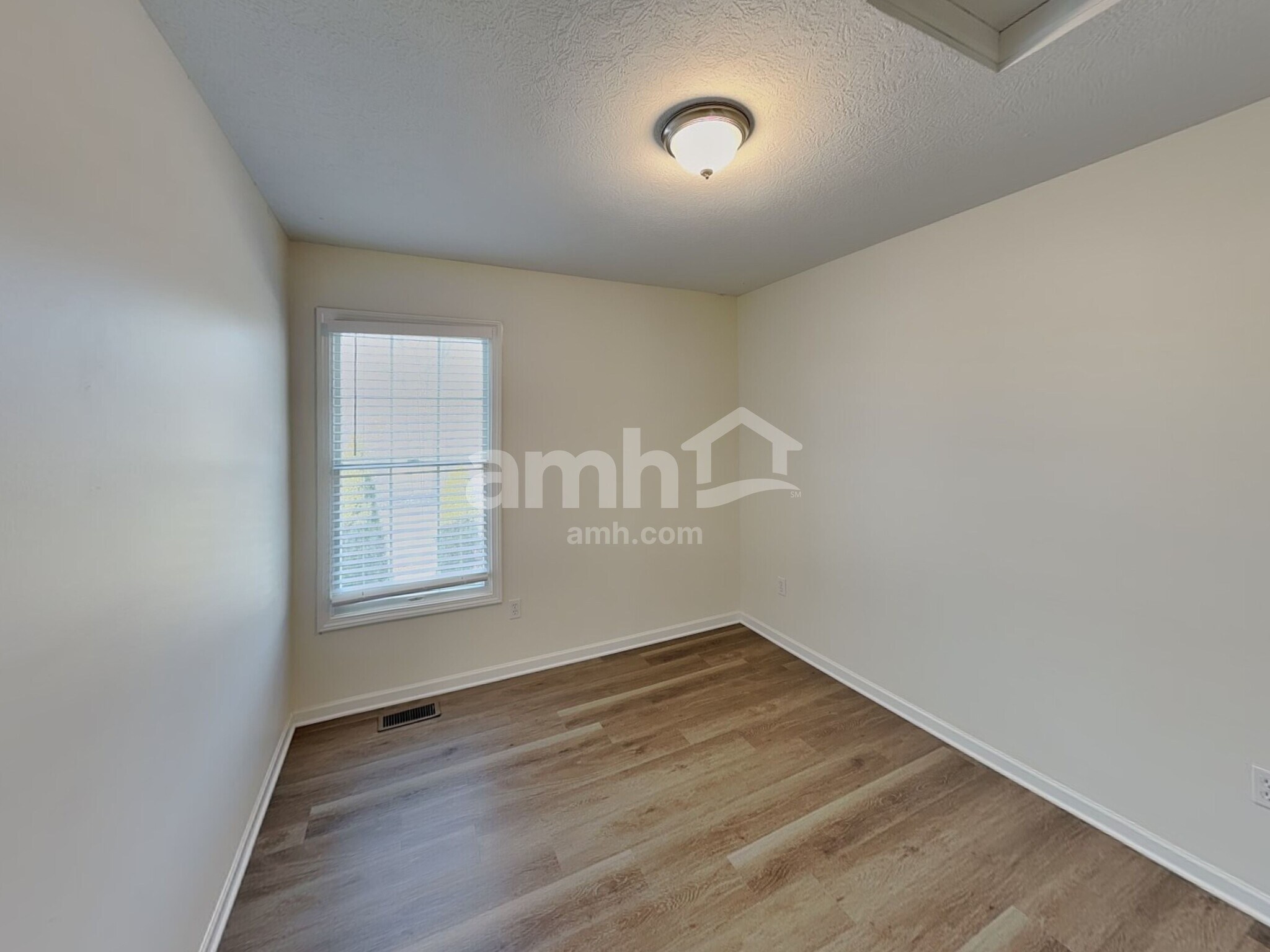 Building Photo - 1961 Creekview Dr