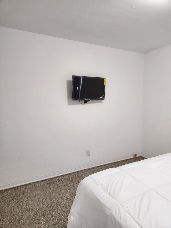 Building Photo - 2312 NE 4th St