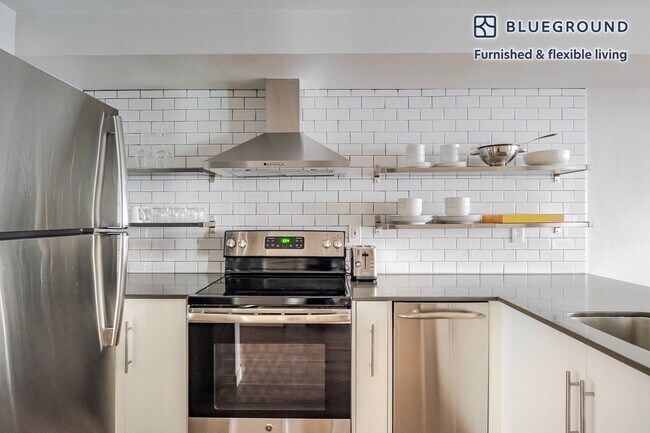 Building Photo - 526 Yale Ave N