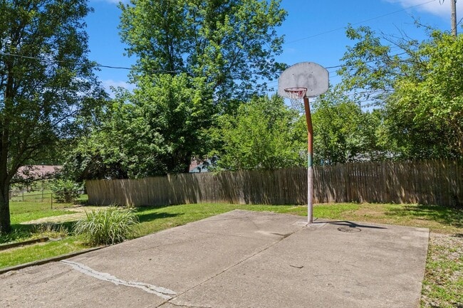 Building Photo - Charming 4-Bedroom Home in Desirable Neigh...