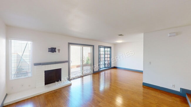 Building Photo - 2-Bedroom/2.5 Bath Townhome in Irvine!