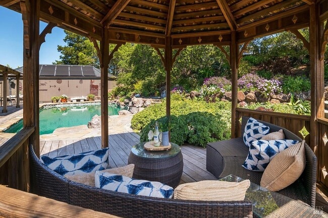 Building Photo - 1100 Bayhills Dr