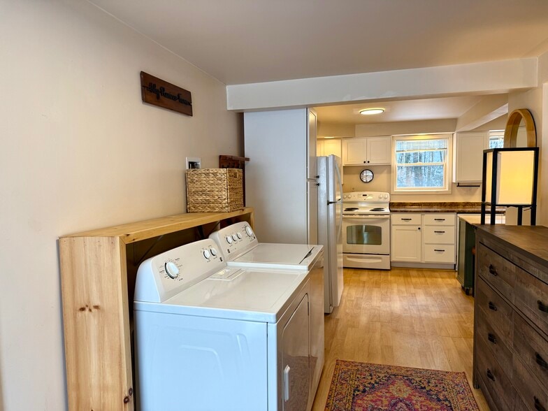 Building Photo - 396 Upper Main St