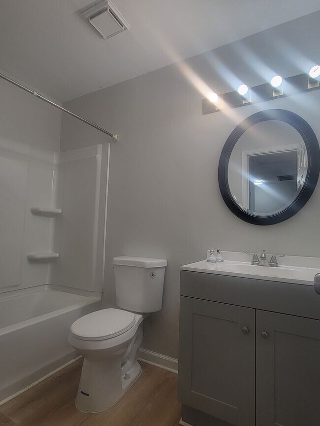 Building Photo - Newly remodelled 3 bedroom 2.5 bath townhouse