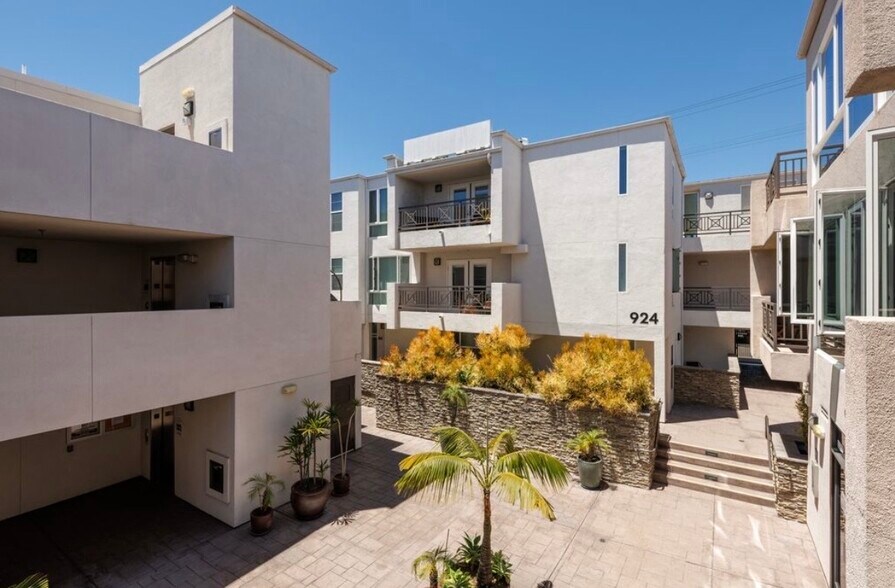 Building Photo - 924 Hornblend St