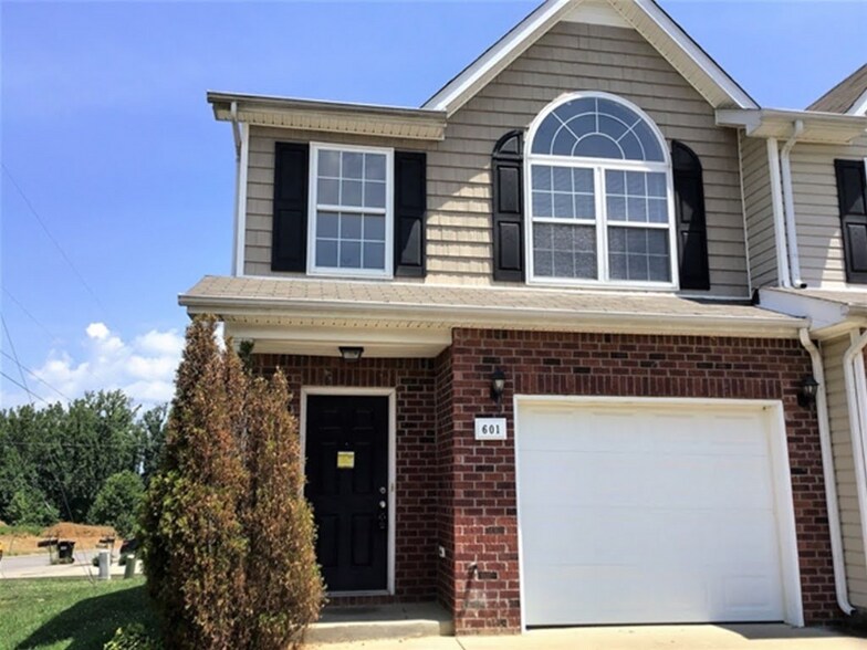 Primary Photo - 601 Nixon Way