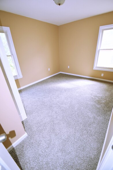 Building Photo - 304 N Heller Ave
