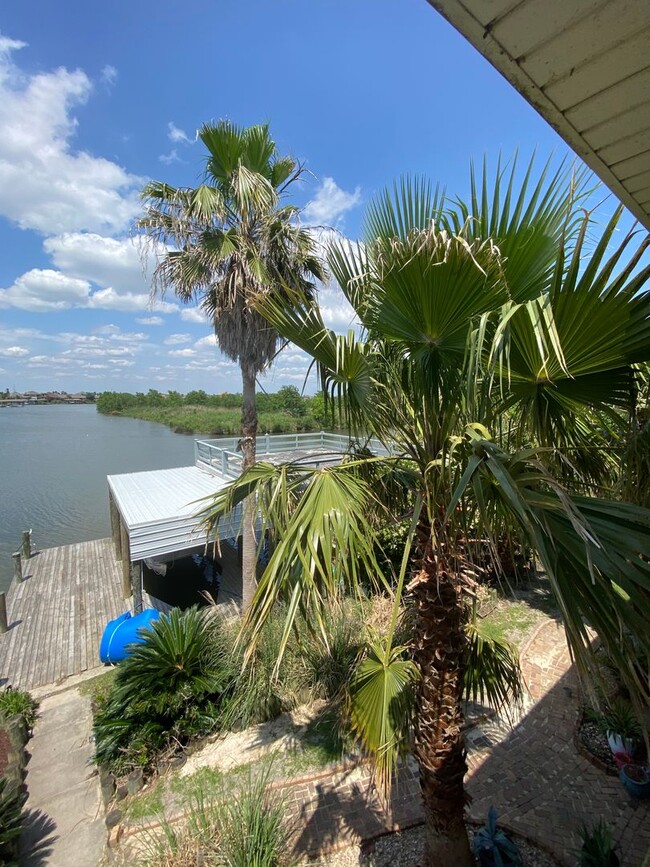 Building Photo - 200 Lakeview Dr