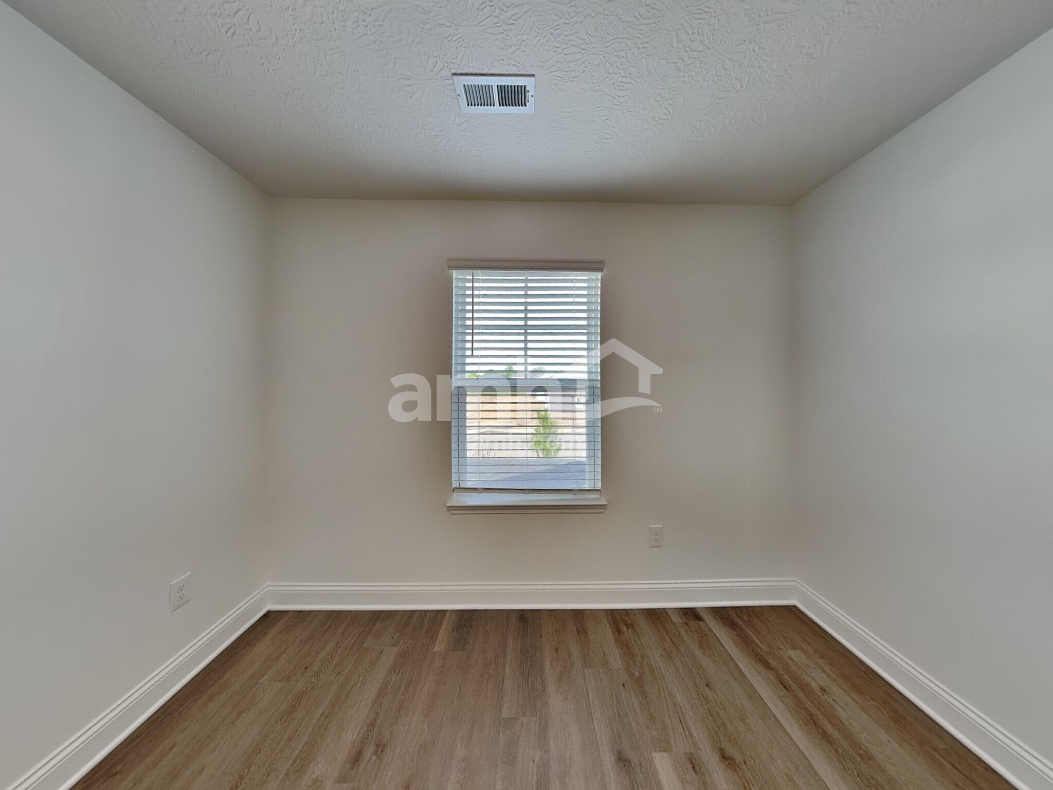 Building Photo - 1112 Heritage Blvd