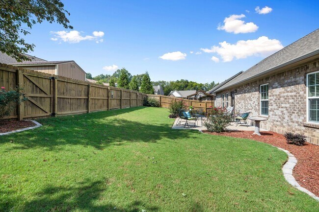 Building Photo - 4 Bed, 3 Bath w/ 2 Car Garage and Fenced Backyard