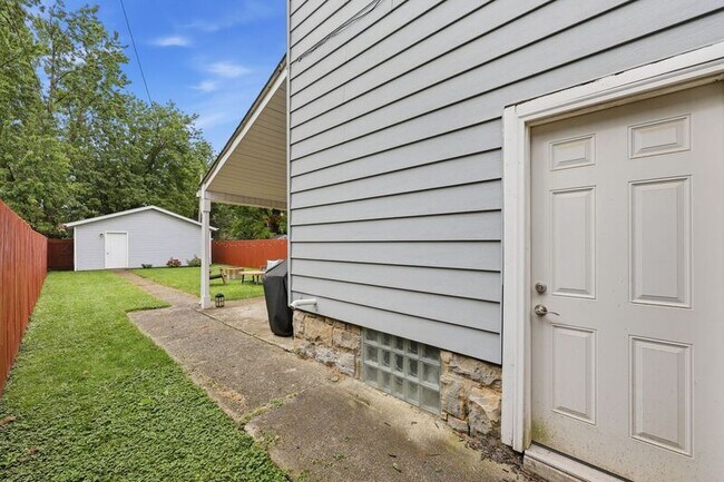 Building Photo - 621 Reinhard Ave